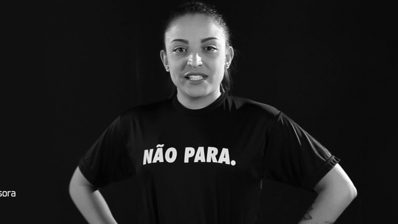 André tatuou Orange Zone no braço esquerdo