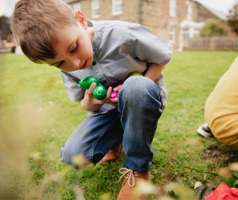 Dia começa com a caça aos ovos de Páscoa