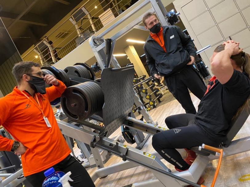 Mateus Michelon concentrado antes de vencer a prova leg press com 490 quilos